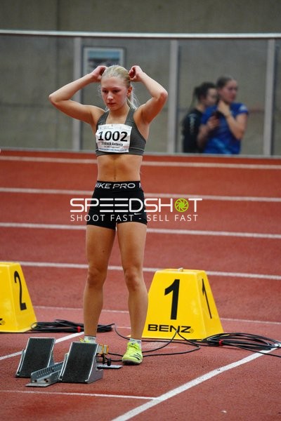 Athletin mit Startnummer 1002 vor Start