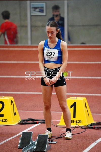 Athletin mit Startnummer 297 vor Start