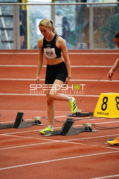 Athletin mit Startnummer 858 am Start