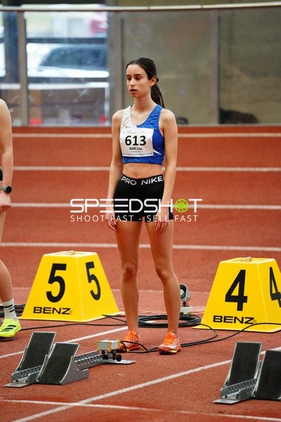 Athletin mit Startnummer 613 am Start