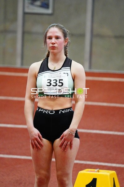 Athletin mit Startnummer 335 in Aktion