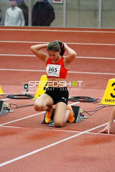 Athletin mit Startnummer 365 im Startblock