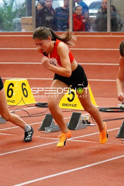 Athletin mit Startnummer 65 startet sprintstark
