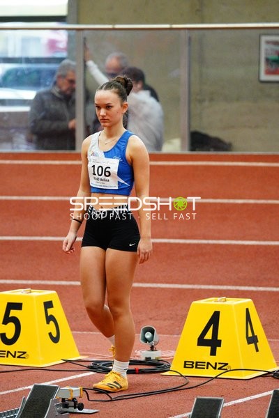 Athletin mit Startnummer 106 am Start