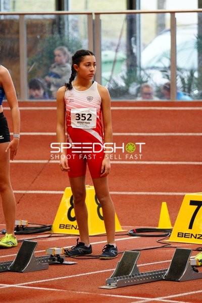 Athletin mit Startnummer 352 am Start