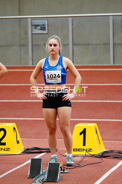 Athletin mit Startnummer 1024 am Start