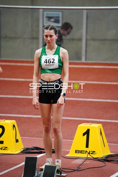 Athletin mit Startnummer 462 vor Start