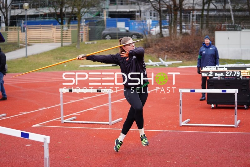 Athletin beim Speerwurf