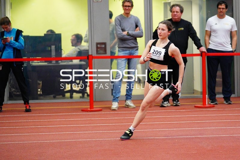 Athletin mit Startnummer 209 dehnt sich