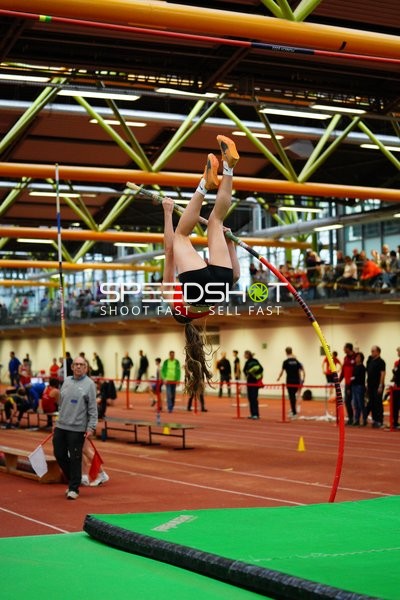 Stabhochsprung in der Halle