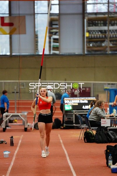 Athletin mit Speer in Aktion