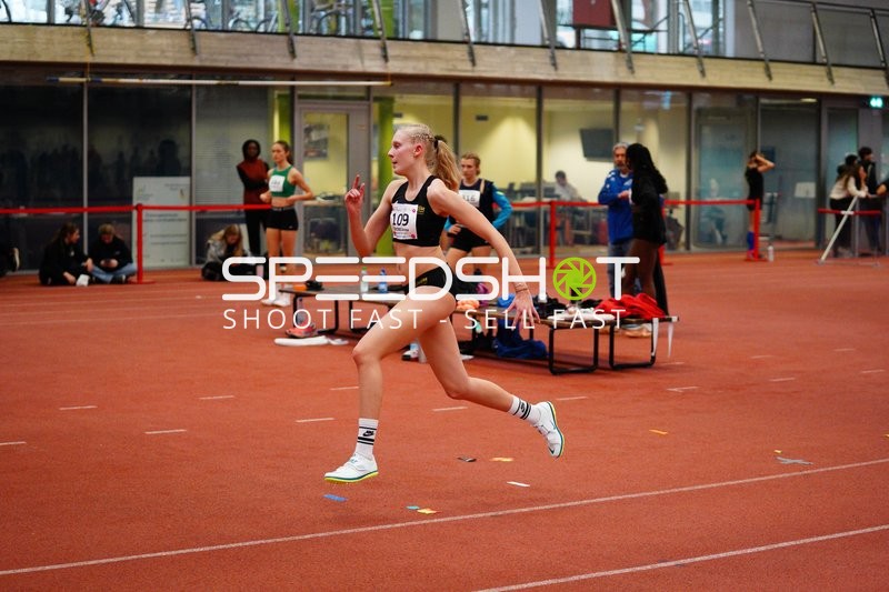 Athletin mit Startnummer 109 sprintet