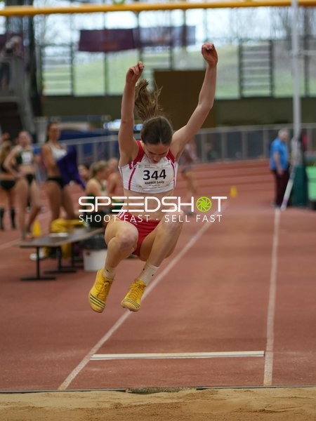 Athletin mit Nummer 344 beim Weitsprung