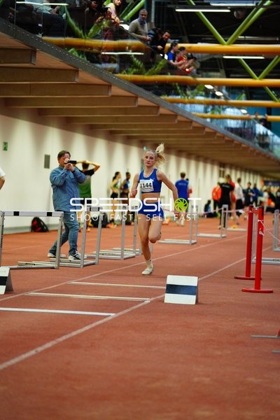 Athletin mit Startnummer 1144 in Aktion