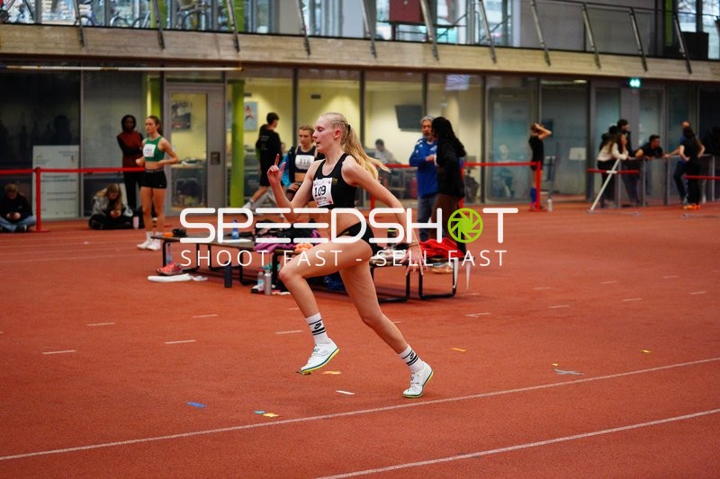 Athletin mit Startnummer 109 sprintet in München