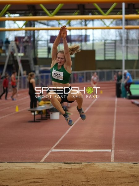 Athletin mit Startnummer 422 beim Weitsprung