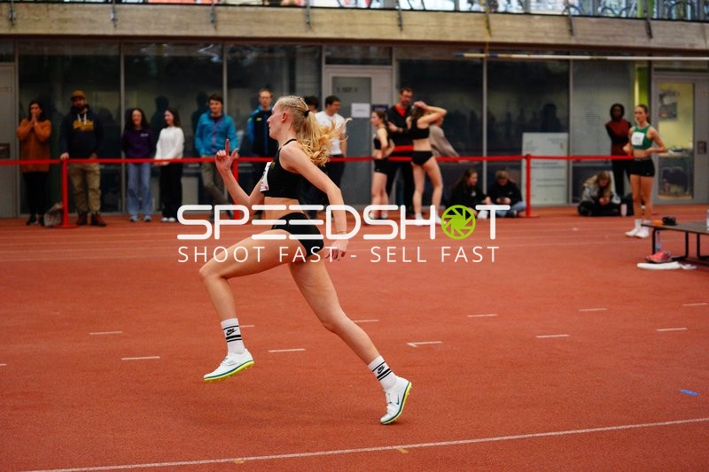 Athletin sprintet in der Halle