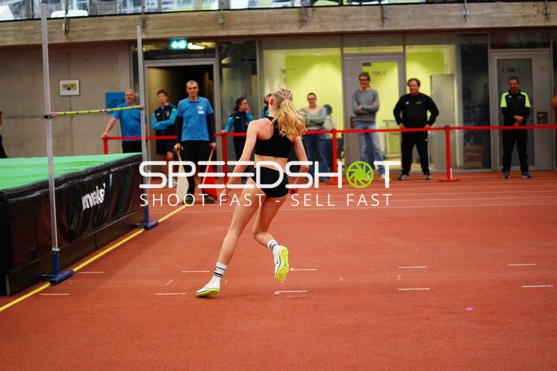 Athletin beim Hochsprung