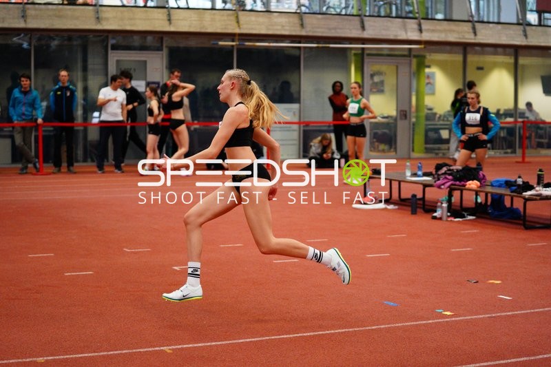 Athletin im Sprung bei Leichtathletik