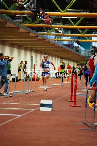 Athletin mit Startnummer 1144 beim Weitsprung