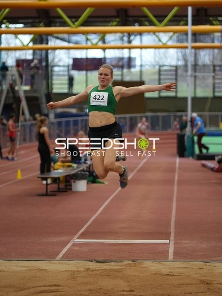 Athletin mit Startnummer 422 beim Weitsprung