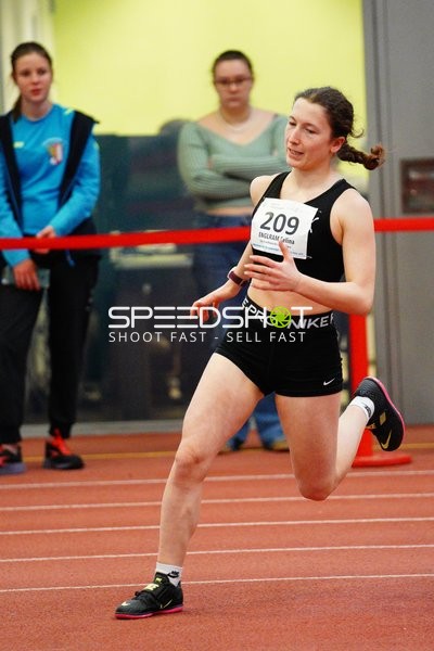 Athletin mit Startnummer 209 in Aktion