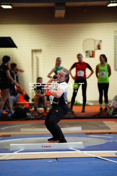 Athletin beim Kugelstoßen in München