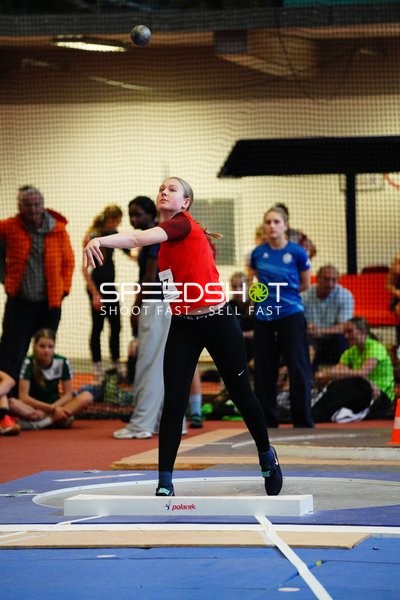 Athletin beim Kugelstoßen