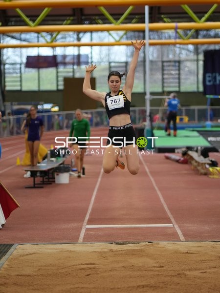 Athletin mit Startnummer 767 beim Weitsprung