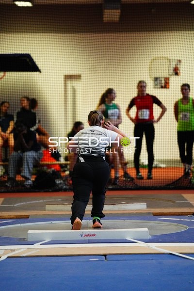 Athletin beim Kugelstoßen