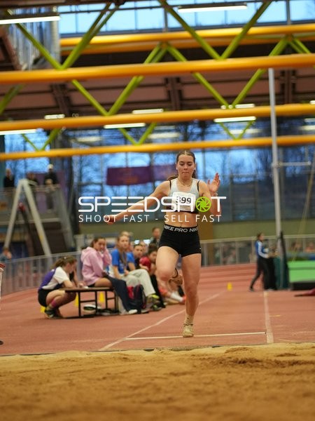 Athletin mit Startnummer 399 beim Weitsprung