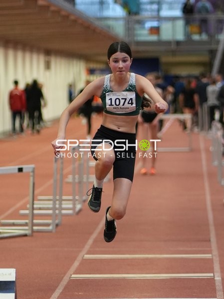 Athletin mit Startnummer 1074 in Aktion