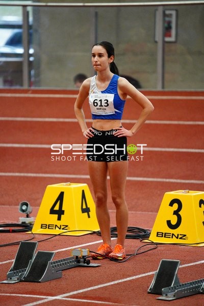 Athletin mit Startnummer 613 am Start