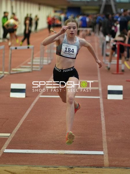 Athletin mit Startnummer 184 beim Weitsprung