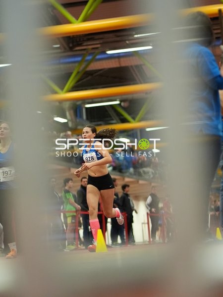 Läuferin mit Startnummer 928 in Aktion