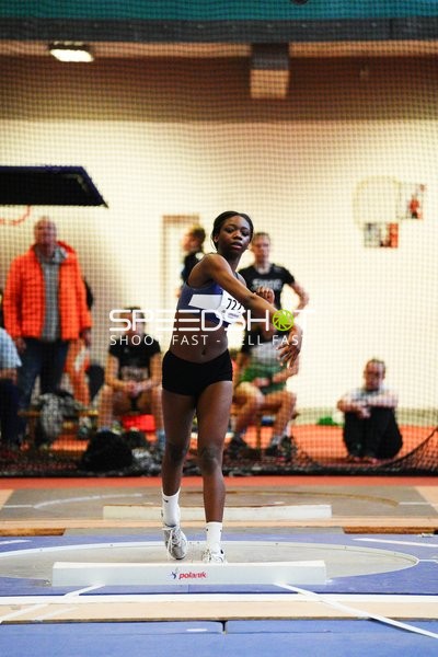 Athletin beim Kugelstoßen in München