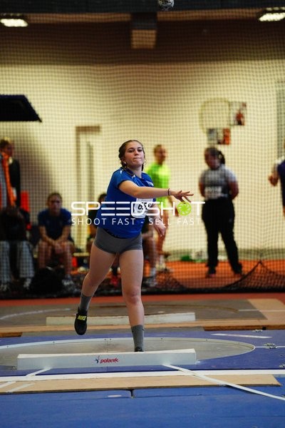 Athletin mit Nummer 658 beim Kugelstoßen