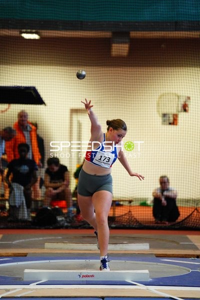 Athletin mit Startnummer 173 beim Kugelstoßen