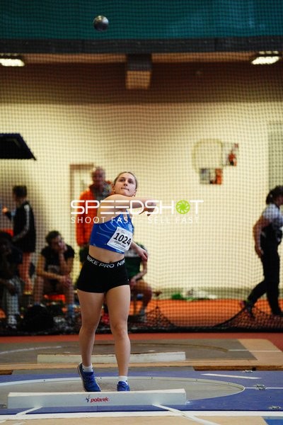 Athletin wirft Kugel bei Leichtathletik