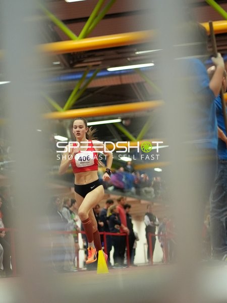 Athletin mit Startnummer 406 in Aktion