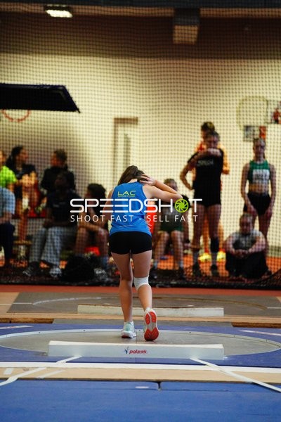 Athletin beim Kugelstoß in Aktion