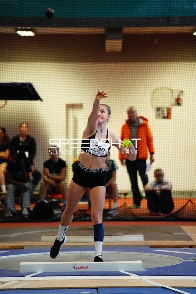 Athletin mit Startnummer 756 beim Kugelstoßen