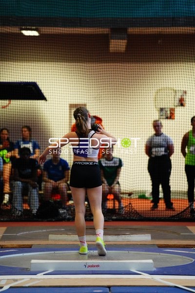 Athletin beim Kugelstoß