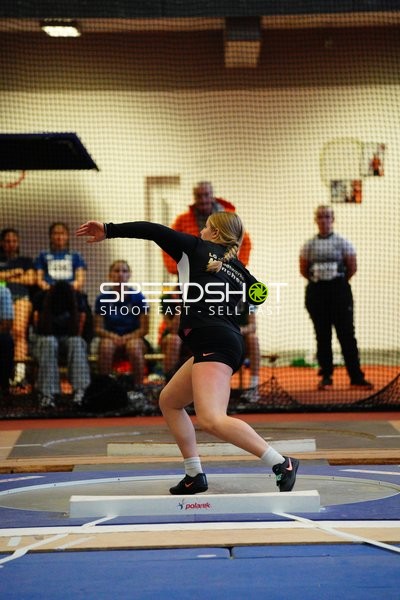 Athletin beim Kugelstoßen