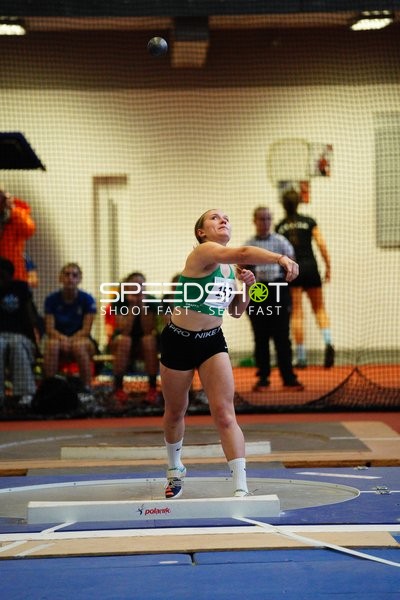 Athletin wirft Kugel in München