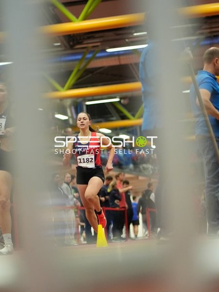 Athletin mit Startnummer 1182 in Aktion