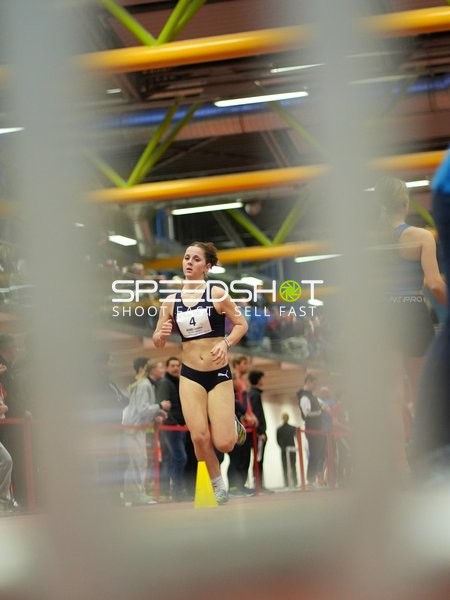 Athletin mit Startnummer 4 in Aktion