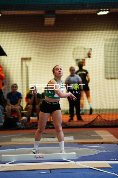 Athletin beim Kugelstoßen