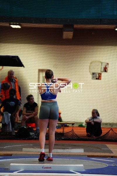 Athletin beim Kugelstoß