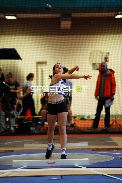 Athletin mit Startnummer 1129 wirft Kugel